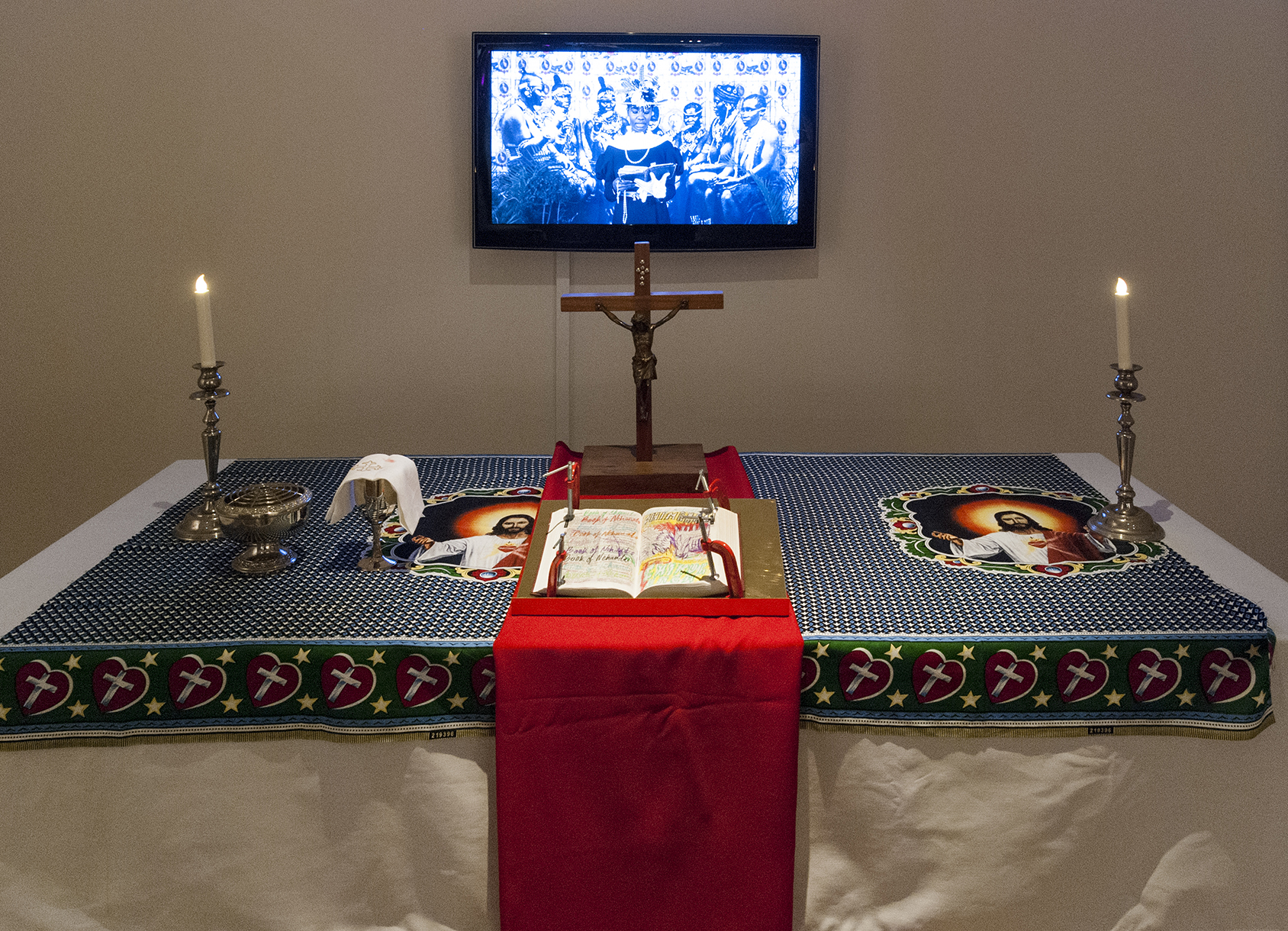 Altare med bibel och en tvskärm